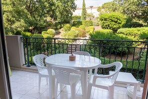 Outdoor dining - Vrbo Property (Fréjus)