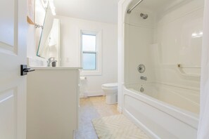 Sèche-cheveux, serviettes fournies, savon, papier toilette