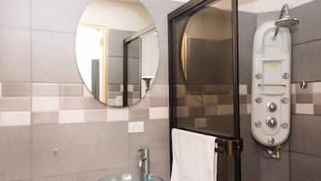 Toalhas de banho, sabonete, shampoo, papel higiênico