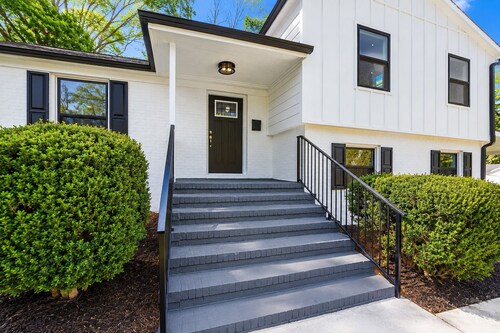 Spacious 4-bedroom house near LoSo Charlotte with fenced backyard