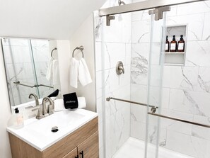Douche, sèche-cheveux, serviettes fournies, savon