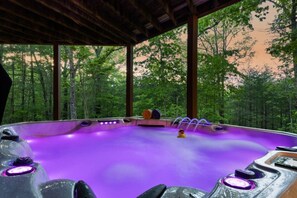 Ein Whirlpool mit Blick auf eine bewaldete Landschaft.