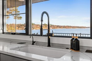 Eine Küche mit Spüle, Wasserhahn und Seifenspendern.