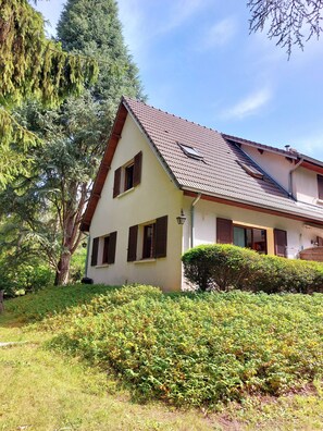 A two-story house with a sloped roof, wooden shutters, and a small balcony. - The 3 Pignons Gourmet Retreat (Noisy-sur-École)