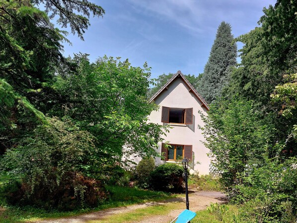 A house with a gabled roof, a visible window, and a pathway leading to it. - The 3 Pignons gourmet refuge (Noisy-sur-École)