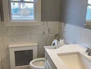 Shower, hair dryer, bidet, towels - Spacious 6-bedroom townhome in fantastic Carlstadt with AC (Carlstadt)