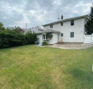 Exterior - Spacious 6-bedroom townhome in fantastic Carlstadt with AC (Carlstadt)