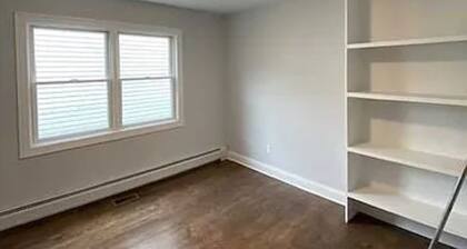 Spacious 6-bedroom townhome in fantastic Carlstadt with AC