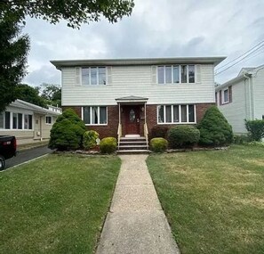 Exterior - Spacious 6-bedroom townhome in fantastic Carlstadt with AC (Carlstadt)