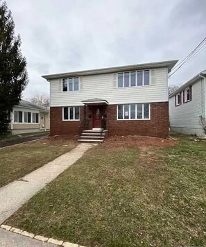 Exterior - Spacious 6-bedroom townhome in fantastic Carlstadt with AC (Carlstadt)