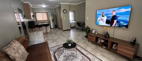 Apartment, 3 Bedrooms, Smoking, Patio | Living room