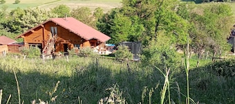 Small studio, netflix, terrace in the middle of nature, swimming pool ✨animals accepted