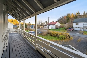 A covered porch with a view of a residential street. - Spacious house in Lofoten - Experience Midnight Sun, Northern Lights and Mountains (Nordland)