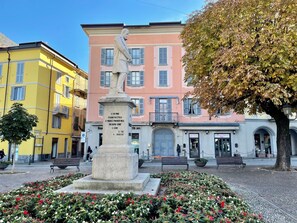 A statue in a public square with buildings in the background. - Una Finestra sul Lago by Interhome (Bellano)