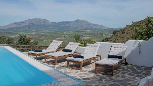 A poolside area with lounge chairs and a view of mountains. - Private Finca Alora pool & views near Málaga (Álora)