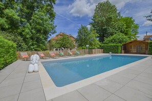 A rectangular swimming pool with a tiled deck, surrounded by trees and a wooden fence. - La Villa Coqueret - LUSIGNY SUR BARSE (LUSIGNY SUR BARSE)