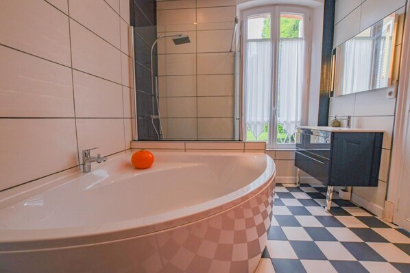 Shower, towels - La Villa Coqueret - LUSIGNY SUR BARSE (LUSIGNY SUR BARSE)