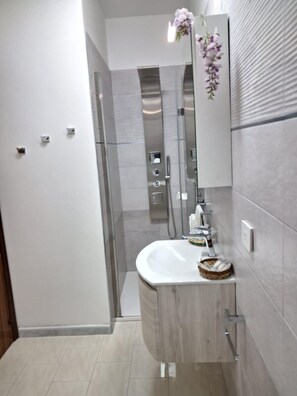 Bathroom - Vrbo Property (Muro Lucano)