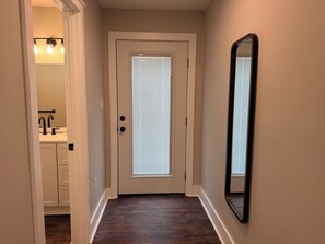Interior - Walk to Downtown Jonesborough · Remodeled 3BR · Sleeps 6 (Jonesborough)