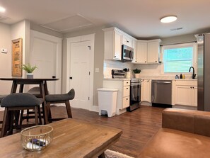 Private kitchen - Walk to Downtown Jonesborough · Remodeled 3BR · Sleeps 6 (Jonesborough)