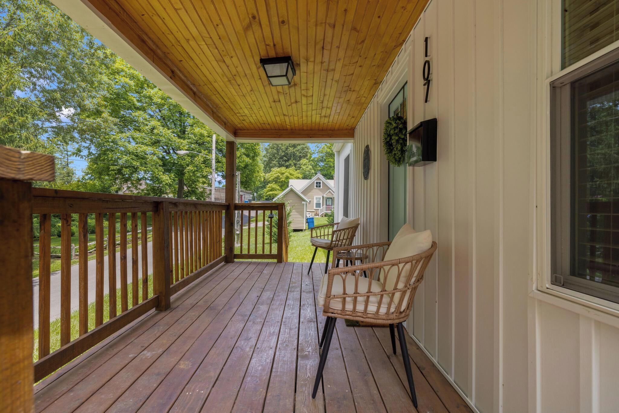 テラス / パティオ. Walk to Downtown Jboro · Remodeled 3BR · Sleeps 6