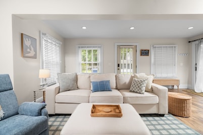 Peach Beach Retreat: 5BR Irish Hills Getaway, 2 Docks, Devils & Round Lake