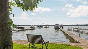 Eine Bank am See mit Anlegestellen und Booten.