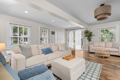 Peach Beach Retreat: 5BR Irish Hills Getaway, 2 Docks, Devils & Round Lake