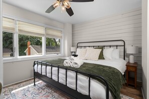 4 bedrooms, desk, free WiFi, bed sheets - Peach Beach Retreat: 5BR Irish Hills Getaway, 2 Docks, Devils & Round Lake (Manitou Beach-Devils Lake)