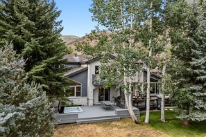 A modern house with a patio, outdoor seating, and a hot tub. - EagleVail Oasis on the 6th Fairway w/Hot Tub (Avon)