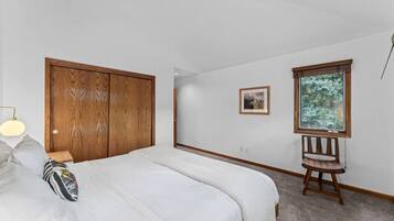 4 bedrooms, travel crib, WiFi, bed sheets