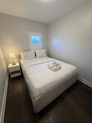 5 bedrooms, iron/ironing board, free WiFi, bed sheets - Elegant Port Credit Escape | Lakefront & Dining (Mississauga)