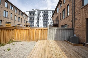 Property grounds - Elegant Port Credit Escape | Lakefront & Dining (Mississauga)