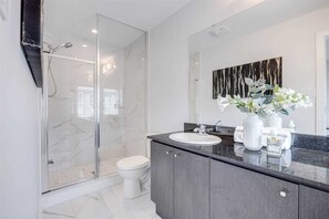 Shower, hair dryer, bidet, towels - Elegant Port Credit Escape | Lakefront & Dining (Mississauga)