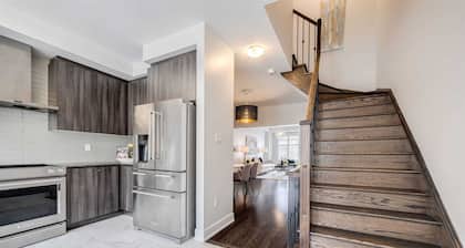 Elegant Port Credit Escape | Lakefront & Dining