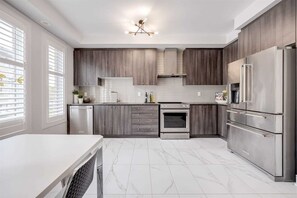 Fridge, microwave, oven, stovetop - Elegant Port Credit Escape | Lakefront & Dining (Mississauga)