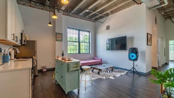 Suite familiar | Área de sala de estar | Smart TV