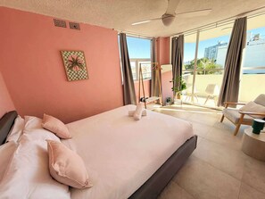 Tabla de planchar con plancha, internet y ropa de cama 