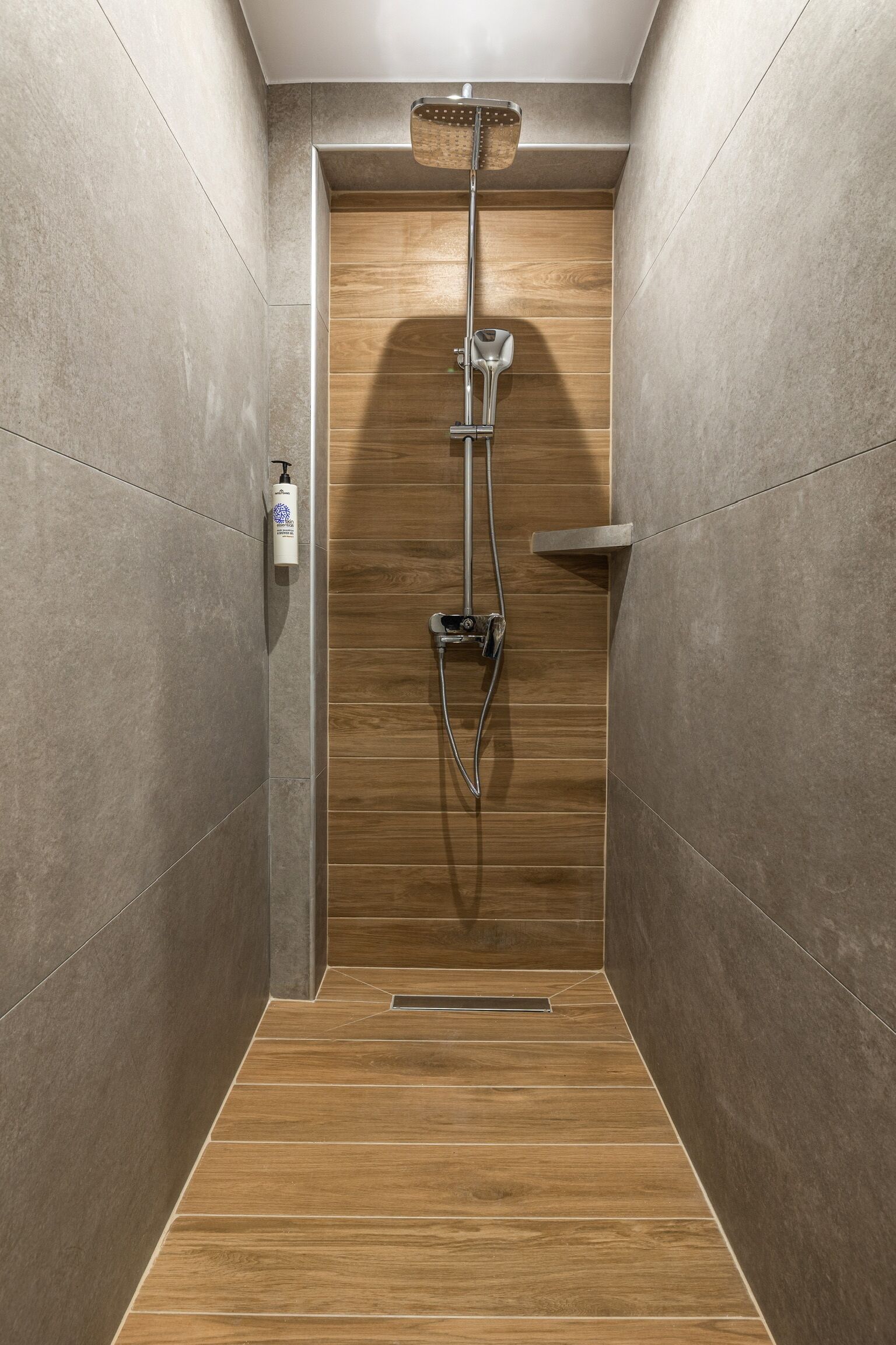 Apartment | Bathroom | Shower, free toiletries, hair dryer, towels