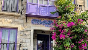 A building with a stone facade, a blue door, and a sign reading 'OTEL DELLA'. - Terrific 9-bedroom hotel with AC in vibrant İzmir
Location point in the alacati (İzmir)
