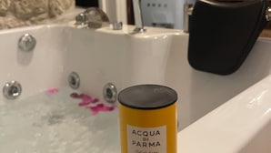 A bathtub with a bottle of ACOA DI PARMA bath salts, a wooden door, and a stone wall. - Terrific 9-bedroom hotel with AC in vibrant İzmir
Location point in the alacati (İzmir)