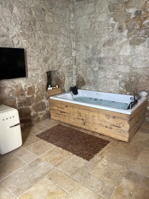 Hair dryer, towels, soap, toilet paper - Terrific 9-bedroom hotel with AC in vibrant İzmir
Location point in the alacati (İzmir)