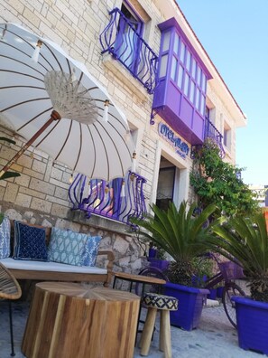 Terrace/patio - Terrific 9-bedroom hotel with AC in vibrant İzmir
Location point in the alacati (İzmir)