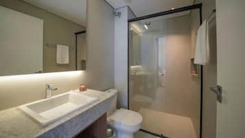 Apartment | Bathroom | Shower, free toiletries, hair dryer, towels