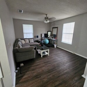 Living area - Cozy 1-bedroom house in Pensacola with AC (Pensacola)