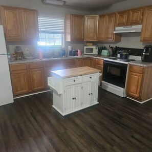 Private kitchen - Cozy 1-bedroom house in Pensacola with AC (Pensacola)