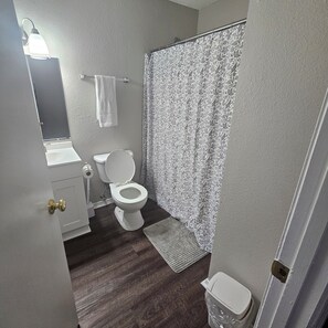 Towels, soap, toilet paper - Cozy 1-bedroom house in Pensacola with AC (Pensacola)