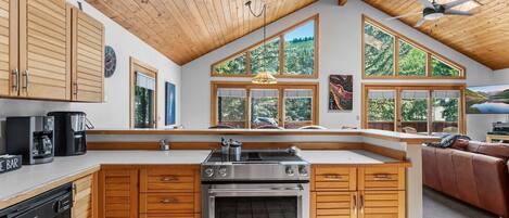 Fridge, oven, stovetop, dishwasher