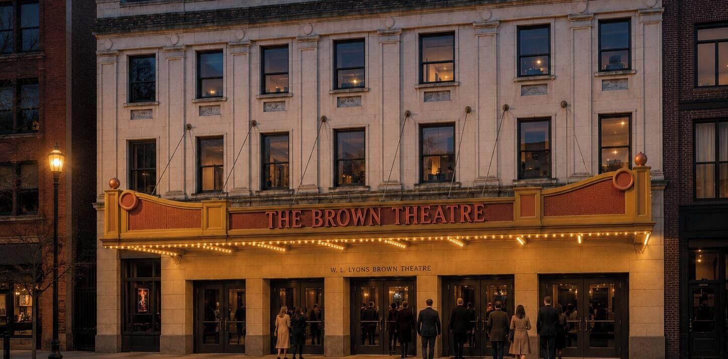 Das Äußere des W. L. Lyons Brown Theaters mit Vordach und Eingangstüren.