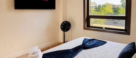 1 habitación, tabla de planchar con plancha y cuna de viaje